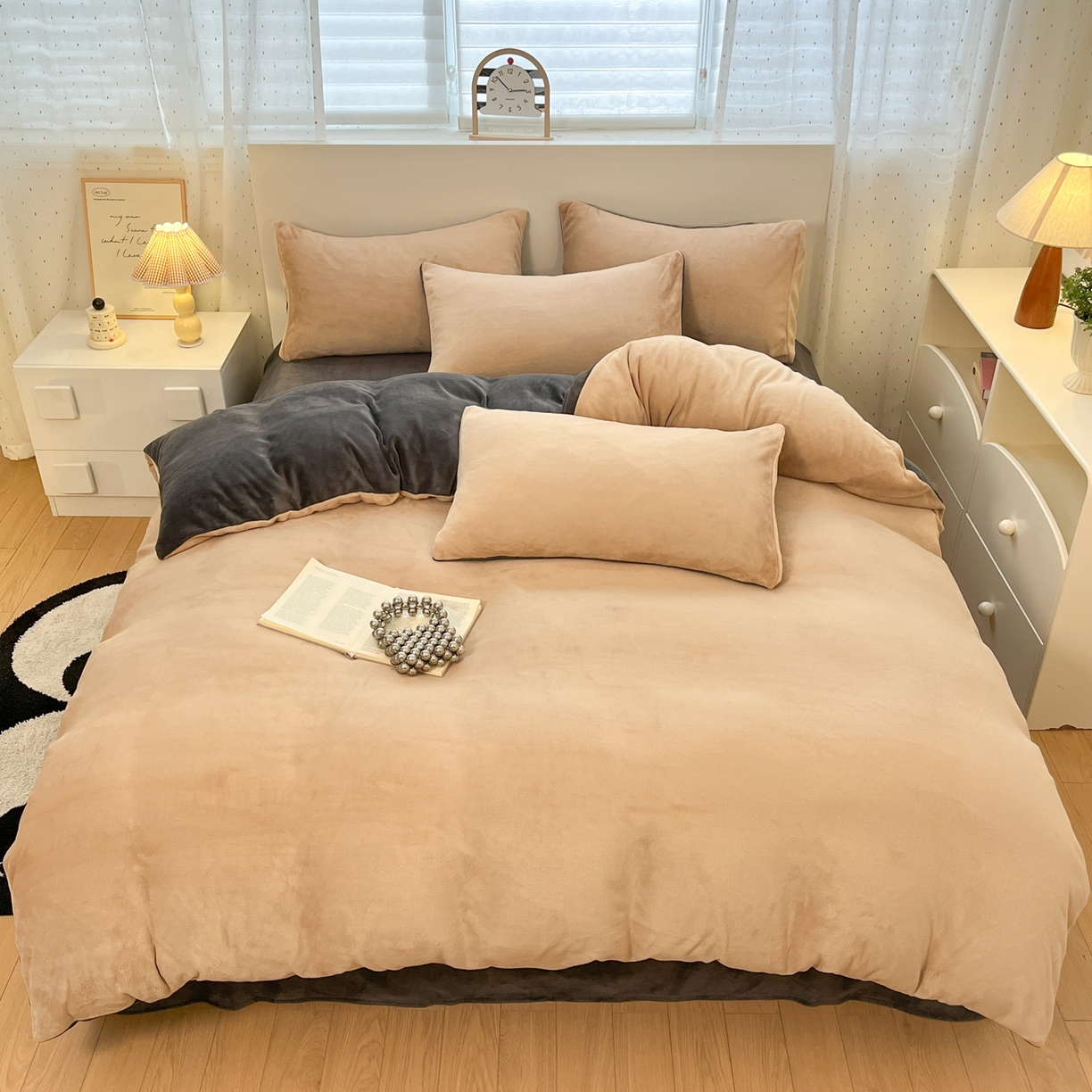 91家纺网 家纺一手货源 找家纺 颜选 2025新款纯色190克牛奶绒四件套 啵啵卡其灰