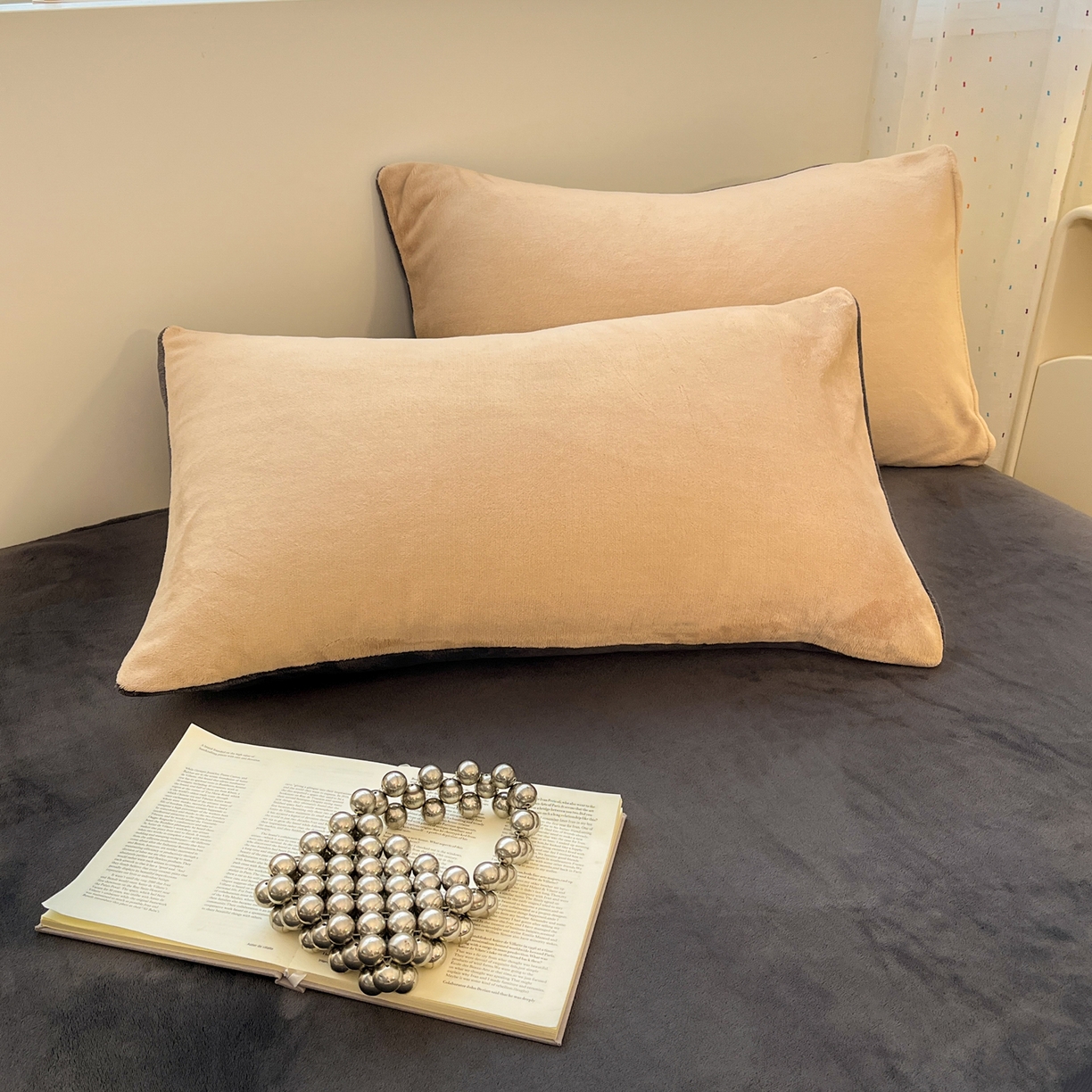 91家纺网 家纺一手货源 找家纺 颜选 2025新款纯色190克牛奶绒四件套 啵啵卡其灰