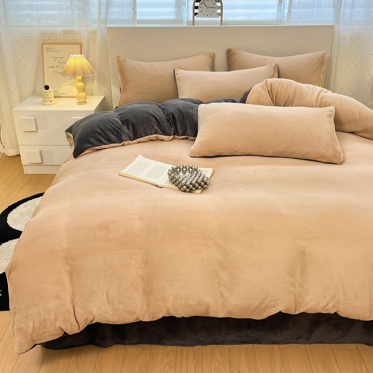 91家纺网 家纺一手货源 找家纺 颜选 2025新款纯色190克牛奶绒四件套 啵啵卡其灰