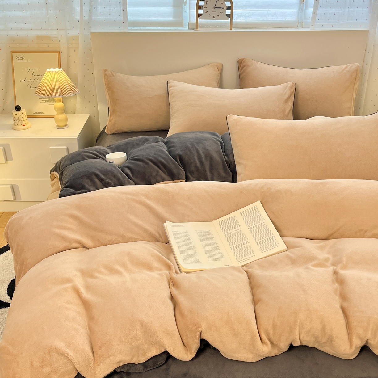 91家纺网 家纺一手货源 找家纺 颜选 2025新款纯色190克牛奶绒四件套 啵啵卡其灰