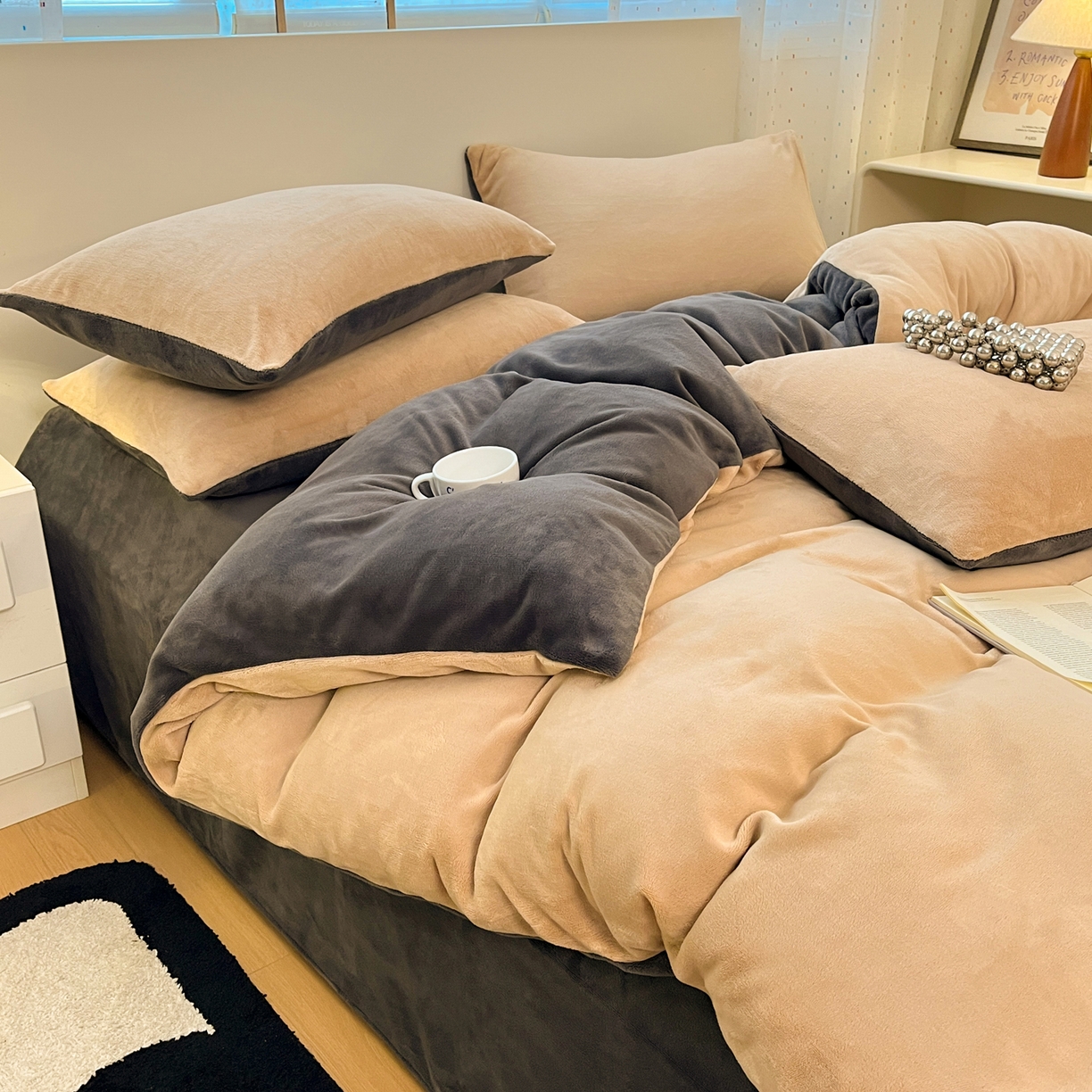 91家纺网 家纺一手货源 找家纺 颜选 2025新款纯色190克牛奶绒四件套 啵啵卡其灰