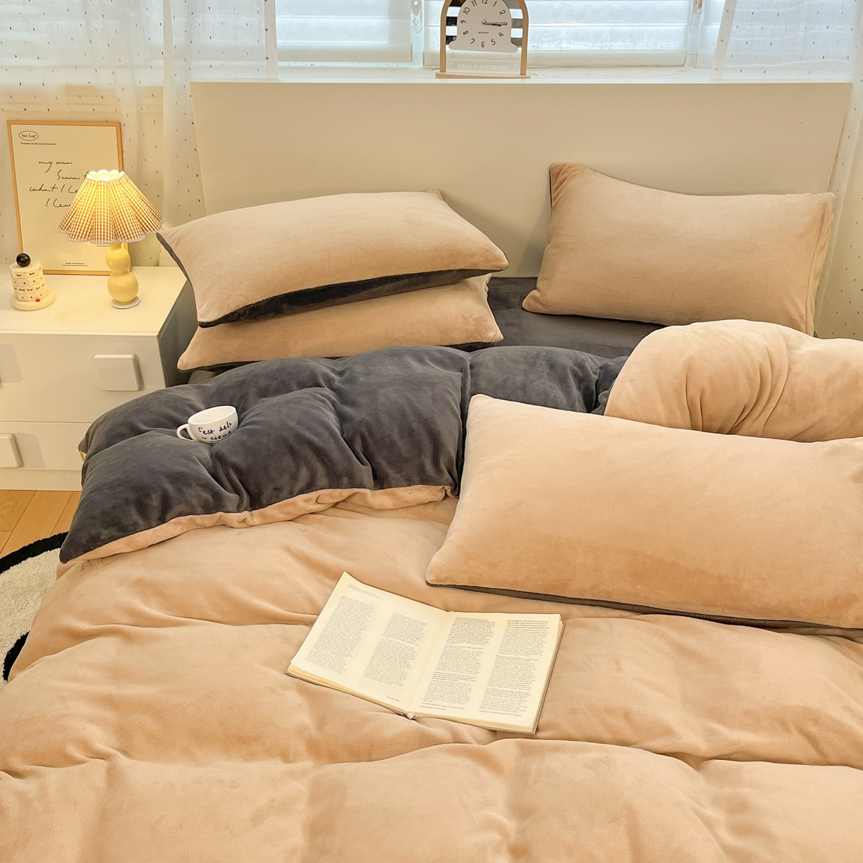 91家纺网 家纺一手货源 找家纺 颜选 2025新款纯色190克牛奶绒四件套 啵啵卡其灰