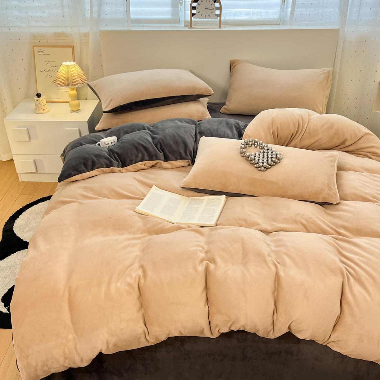 91家纺网 家纺一手货源 找家纺 颜选 2025新款纯色190克牛奶绒四件套 啵啵卡其灰