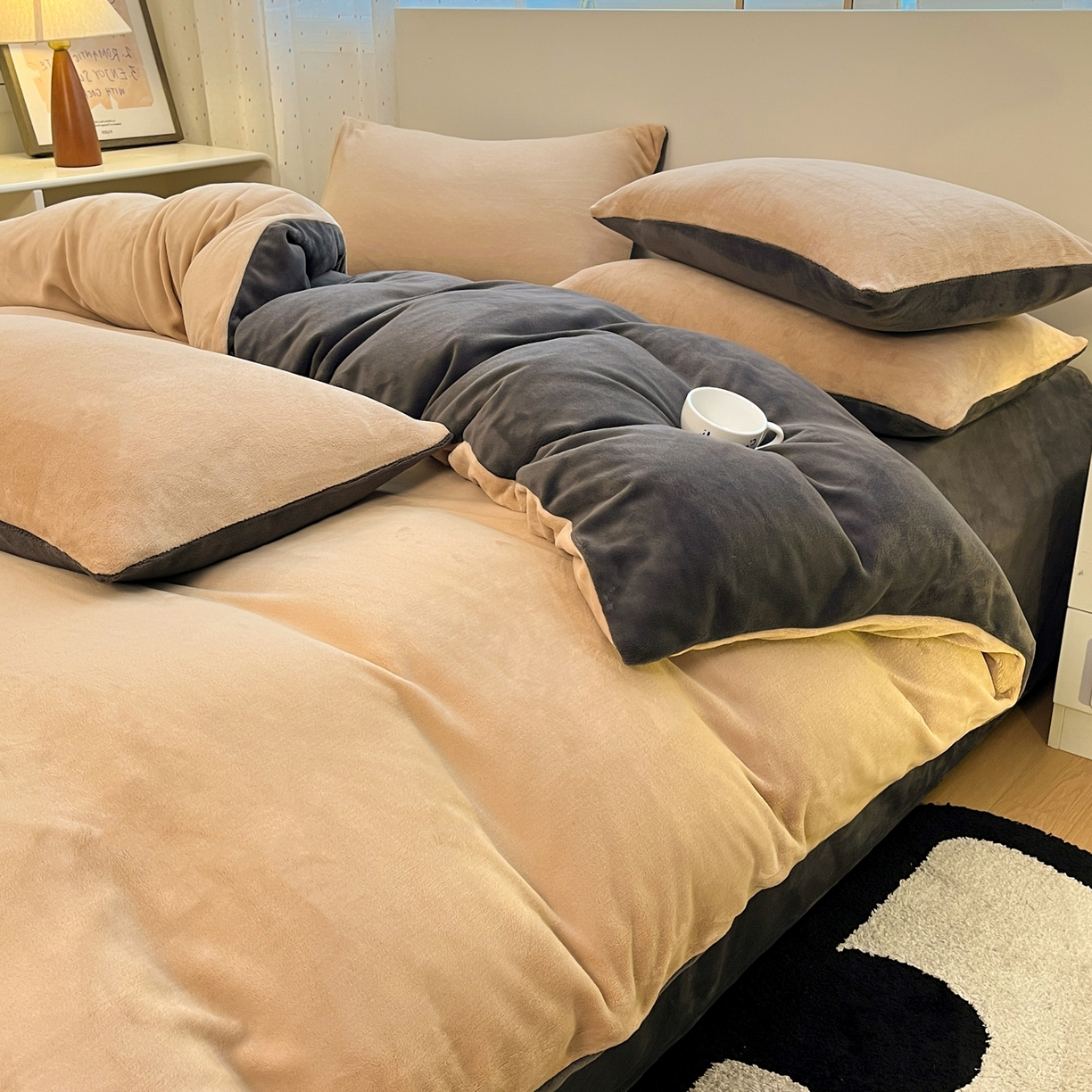 91家纺网 家纺一手货源 找家纺 颜选 2025新款纯色190克牛奶绒四件套 啵啵卡其灰