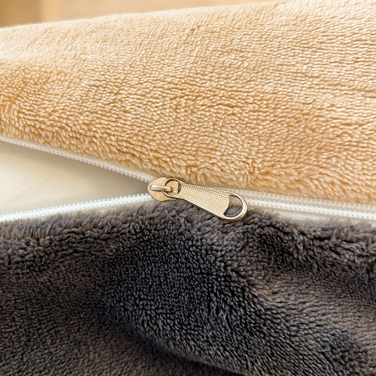 91家纺网 家纺一手货源 找家纺 颜选 2025新款纯色190克牛奶绒四件套 啵啵卡其灰