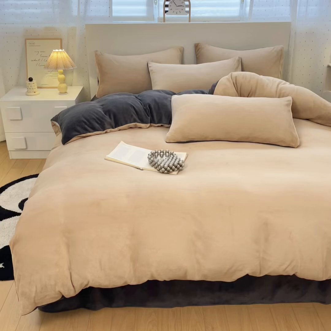 91家纺网 家纺一手货源 找家纺 颜选 2025新款纯色190克牛奶绒四件套 啵啵卡其灰