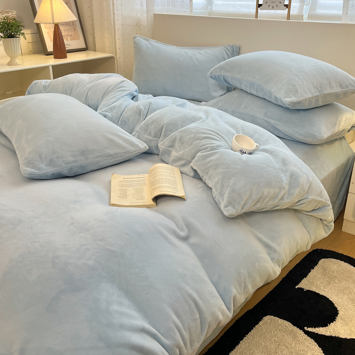 91家纺网 家纺一手货源 找家纺 颜选 2025新款纯色190克牛奶绒四件套 纯蓝啵啵