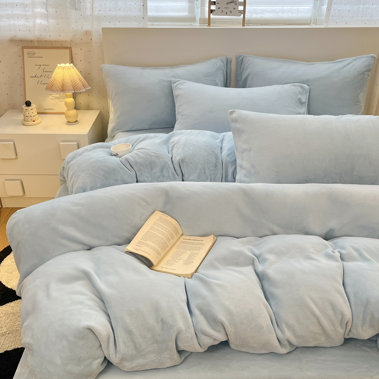 91家纺网 家纺一手货源 找家纺 颜选 2025新款纯色190克牛奶绒四件套 纯蓝啵啵