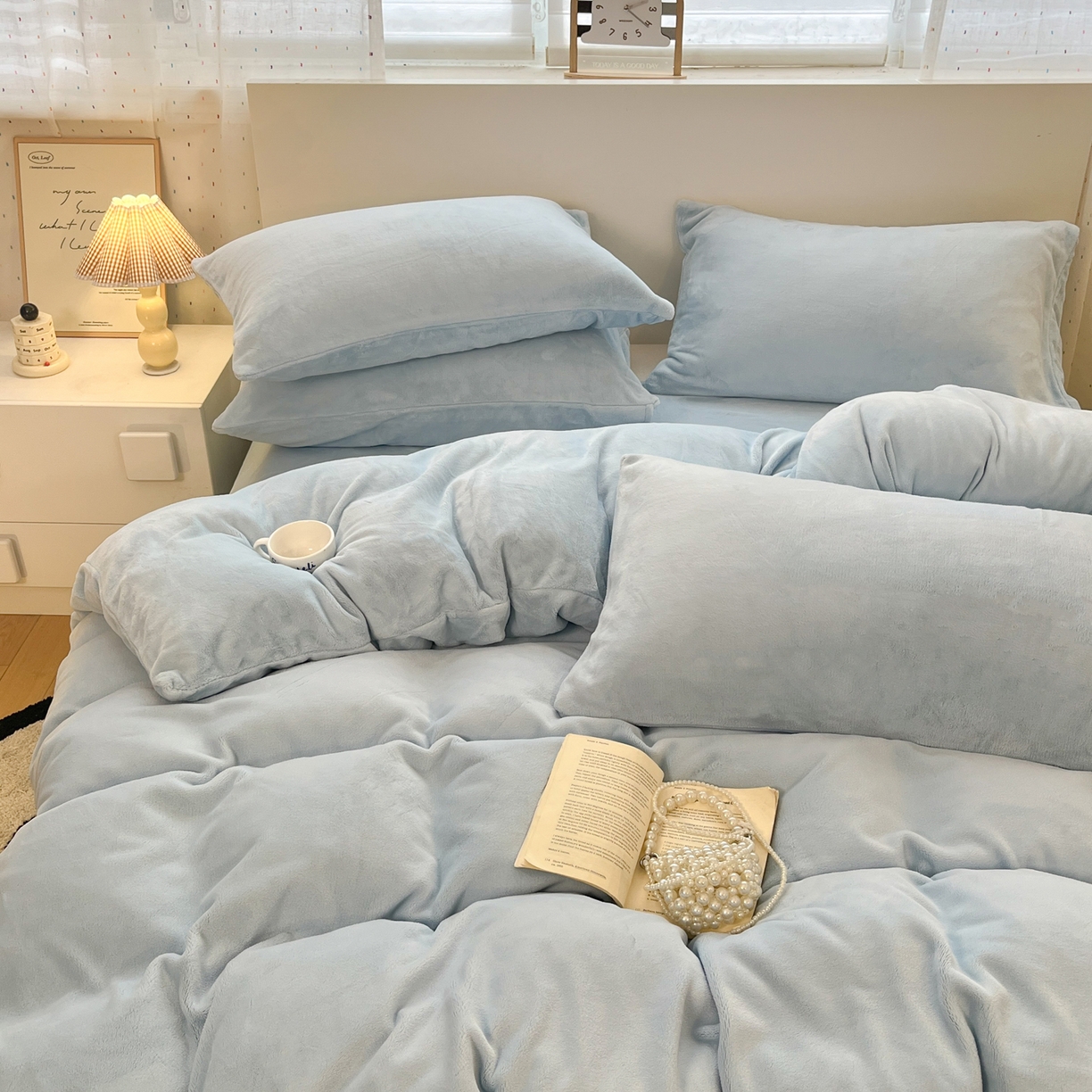 91家纺网 家纺一手货源 找家纺 颜选 2025新款纯色190克牛奶绒四件套 纯蓝啵啵