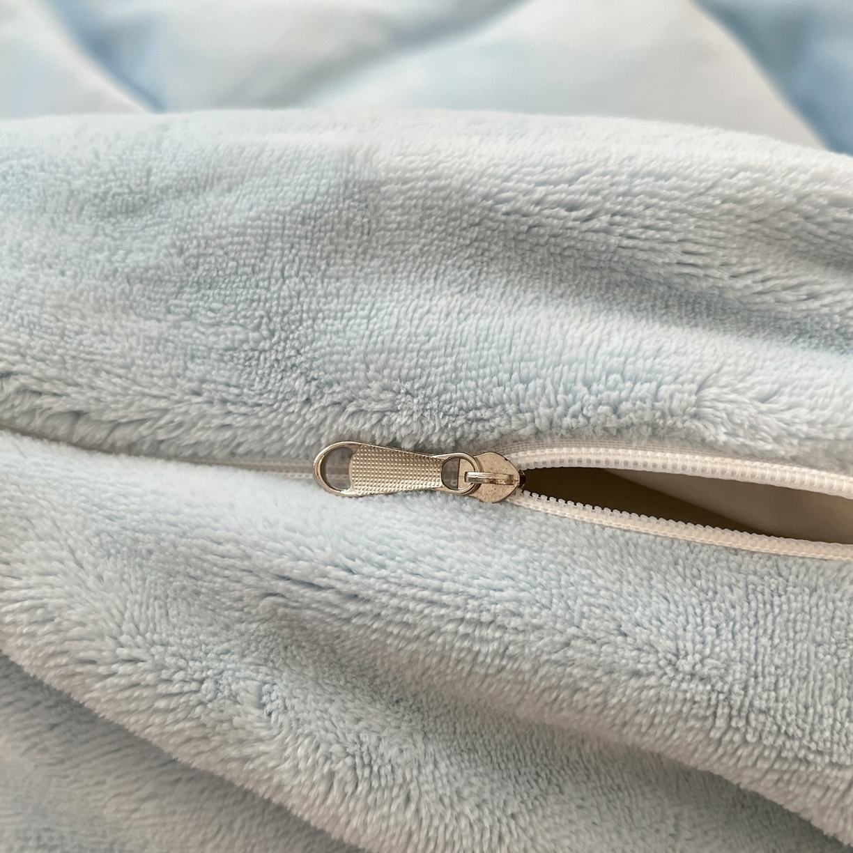 91家纺网 家纺一手货源 找家纺 颜选 2025新款纯色190克牛奶绒四件套 纯蓝啵啵