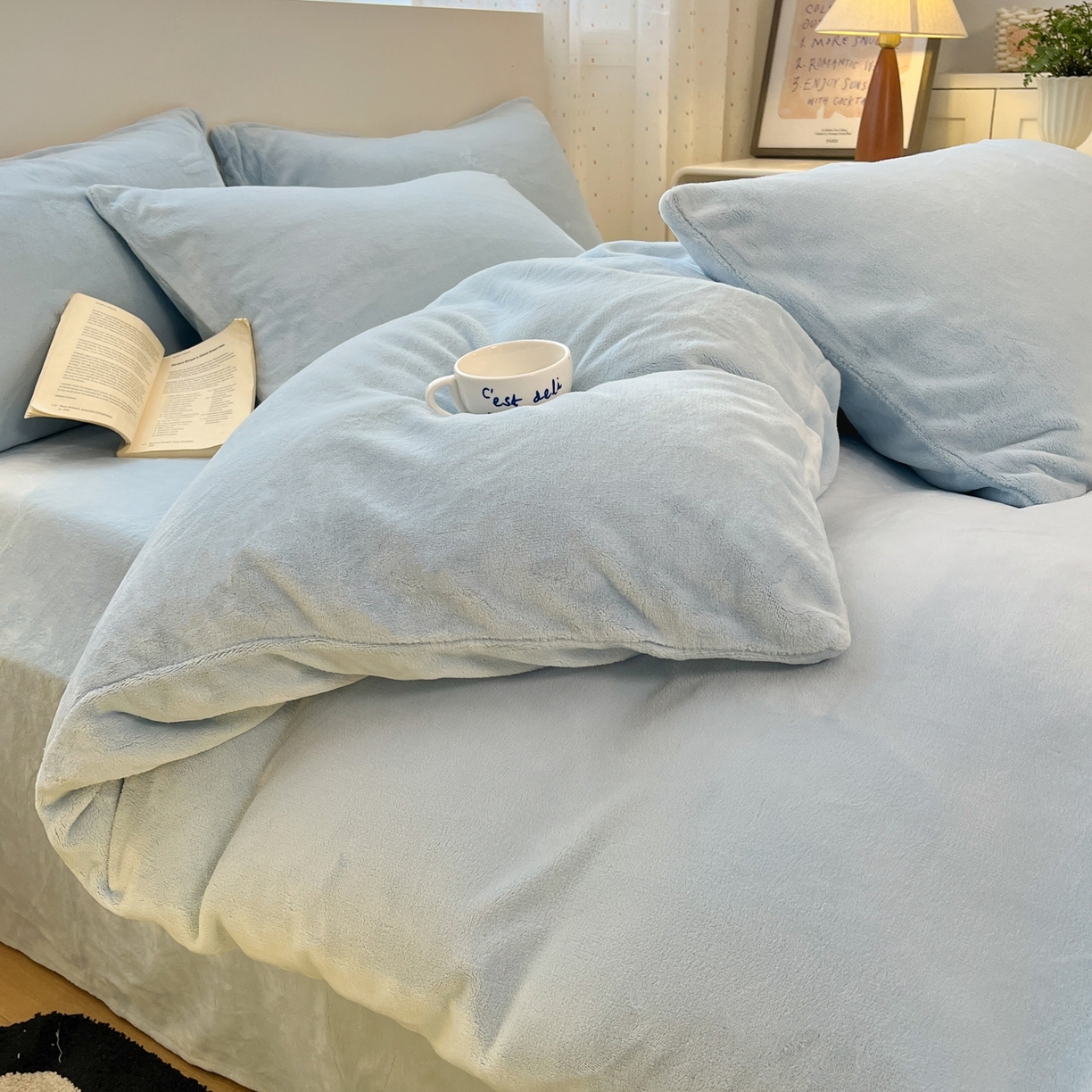 91家纺网 家纺一手货源 找家纺 颜选 2025新款纯色190克牛奶绒四件套 纯蓝啵啵