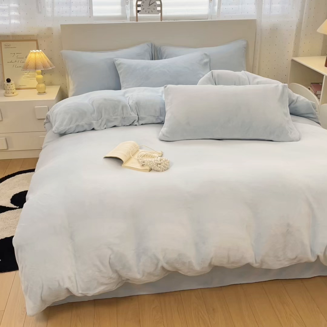 91家纺网 家纺一手货源 找家纺 颜选 2025新款纯色190克牛奶绒四件套 纯蓝啵啵