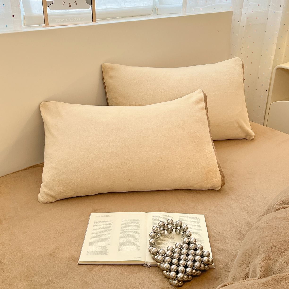 91家纺网 家纺一手货源 找家纺 颜选 2025新款纯色190克牛奶绒四件套 卡其奶昔