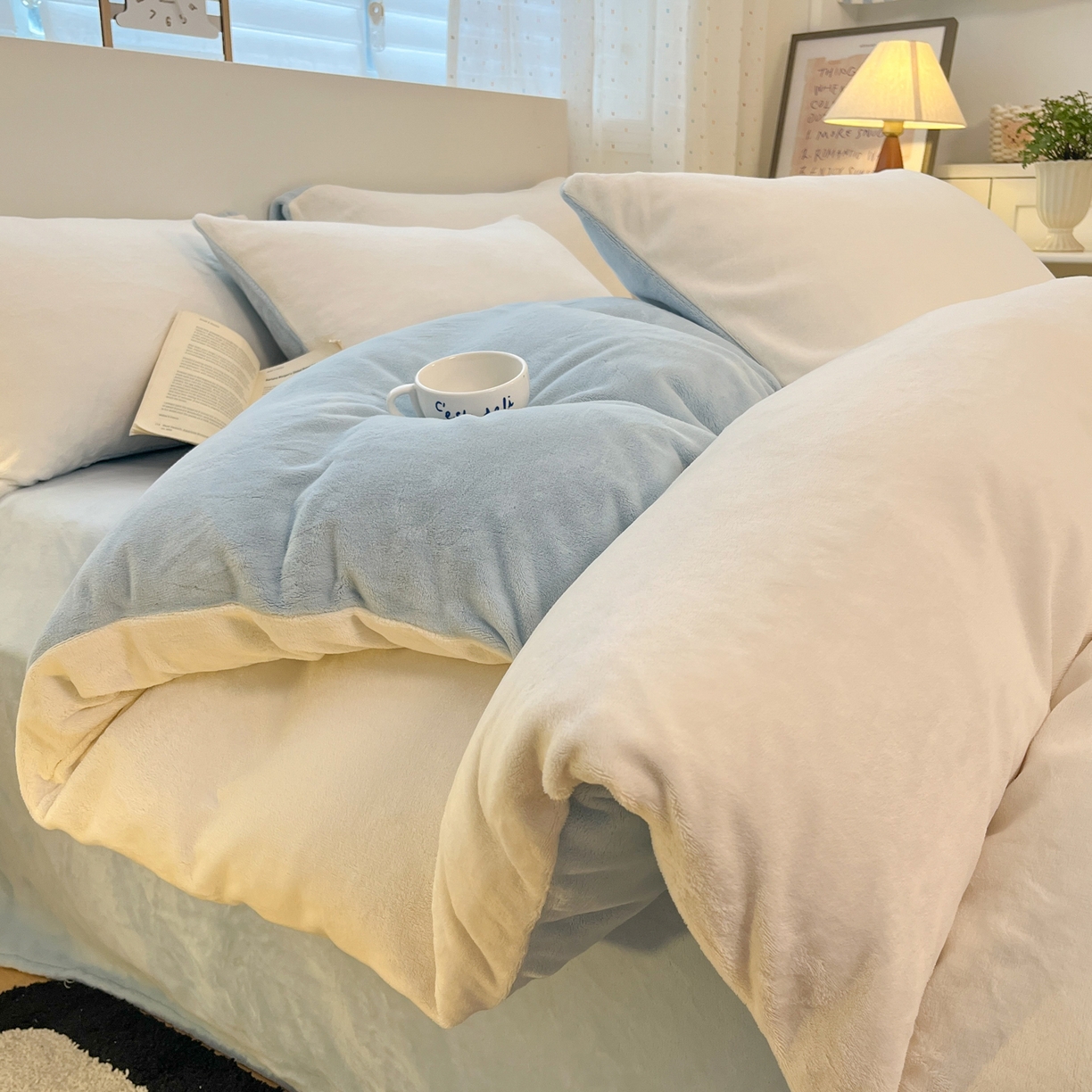 91家纺网 家纺一手货源 找家纺 颜选 2025新款纯色190克牛奶绒四件套 奶昔白蓝