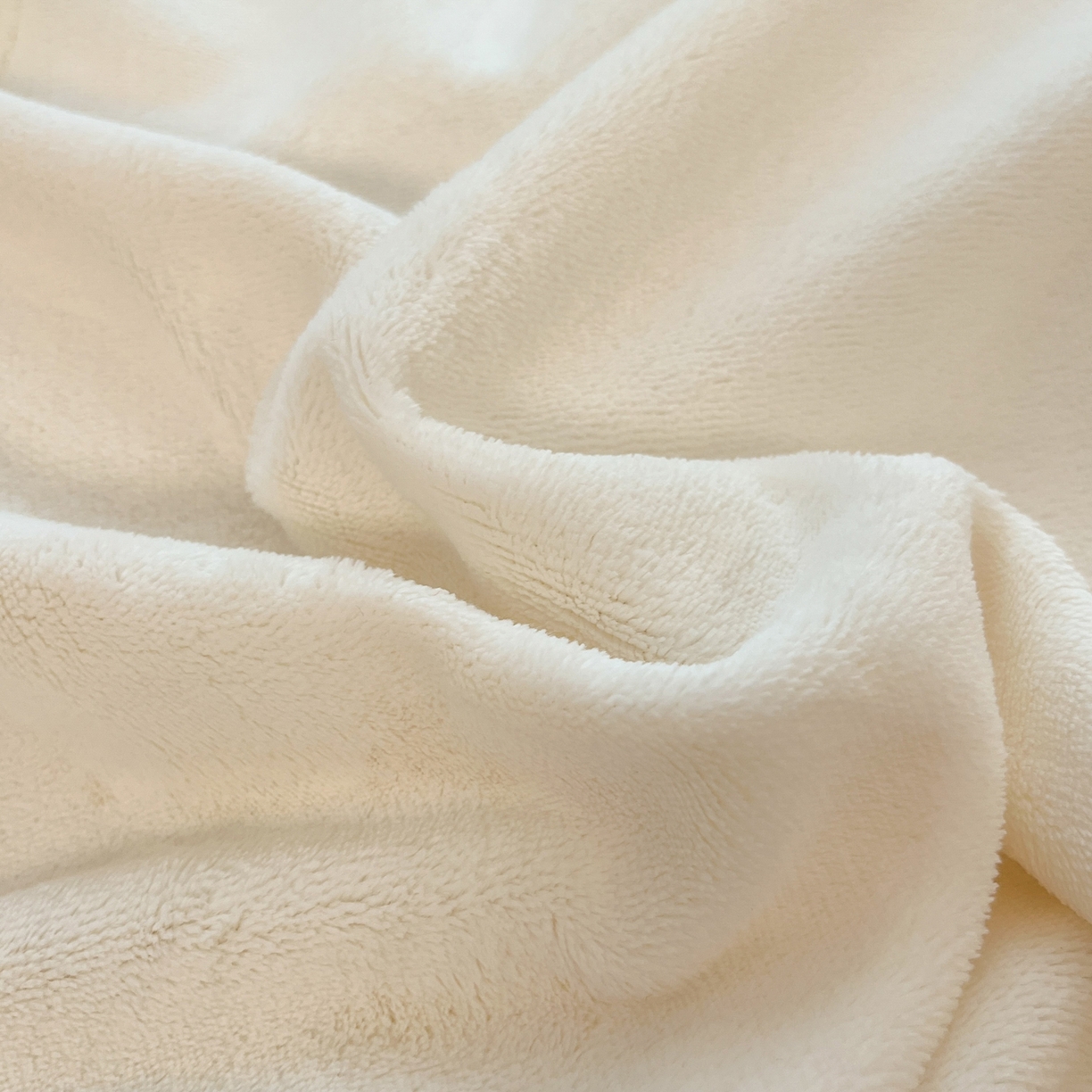 91家纺网 家纺一手货源 找家纺 颜选 2025新款纯色190克牛奶绒四件套 奶昔白蓝