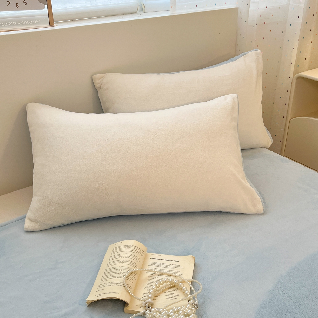 91家纺网 家纺一手货源 找家纺 颜选 2025新款纯色190克牛奶绒四件套 奶昔白蓝