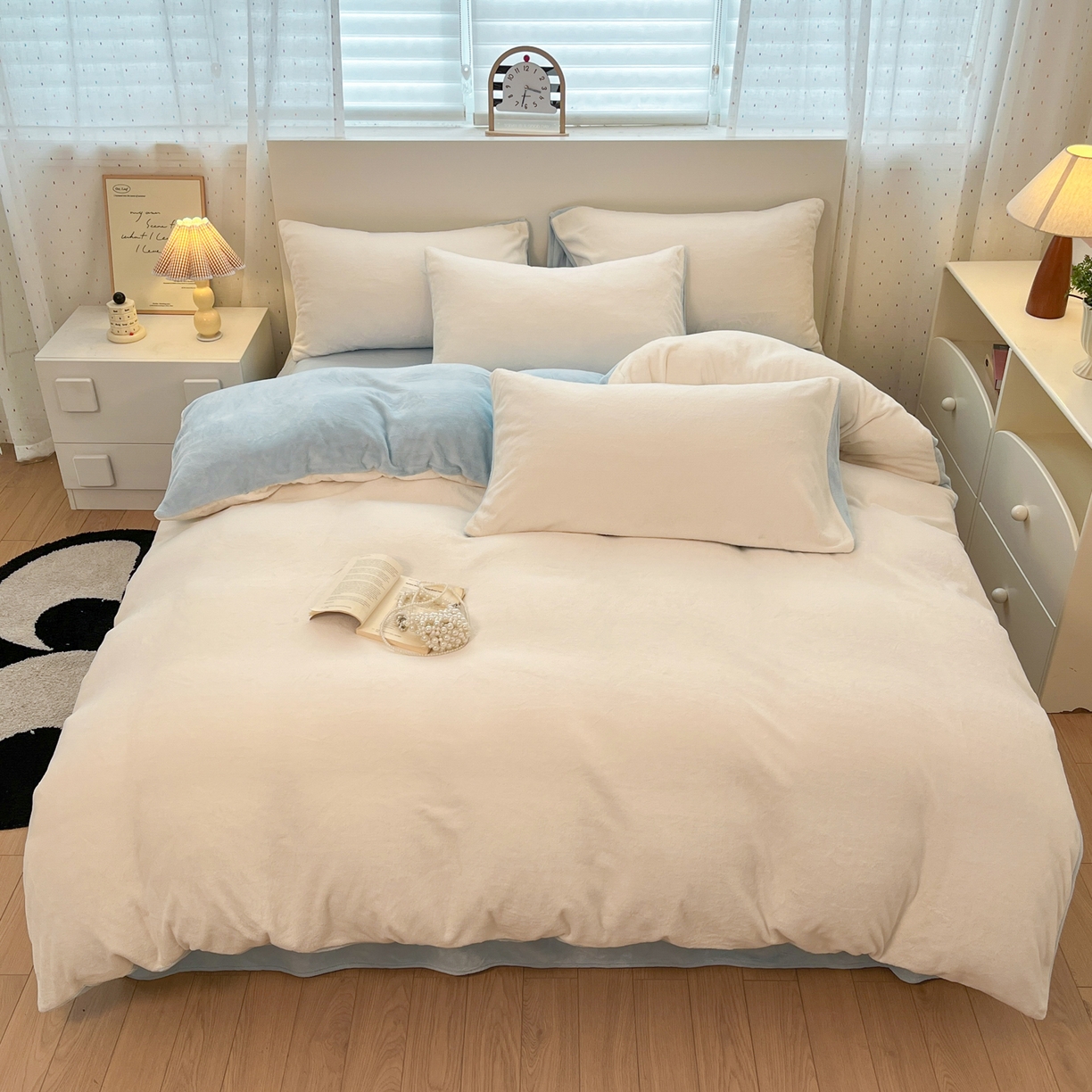 91家纺网 家纺一手货源 找家纺 颜选 2025新款纯色190克牛奶绒四件套 奶昔白蓝