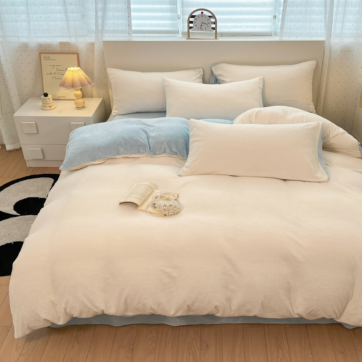 91家纺网 家纺一手货源 找家纺 颜选 2025新款纯色190克牛奶绒四件套 奶昔白蓝