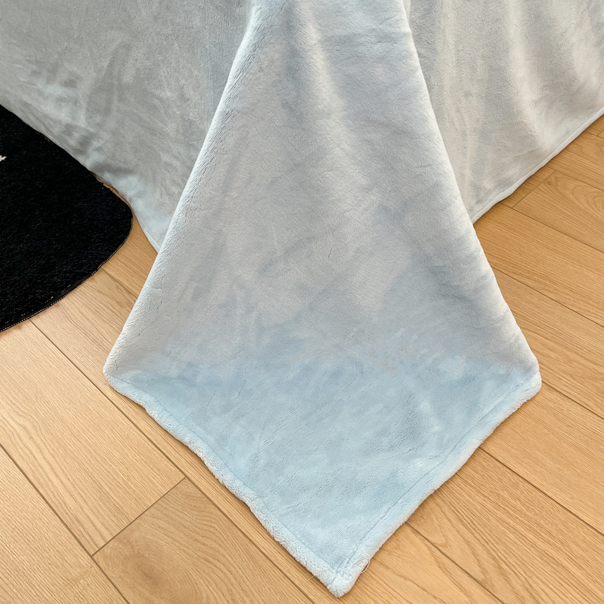 91家纺网 家纺一手货源 找家纺 颜选 2025新款纯色190克牛奶绒四件套 奶昔白蓝