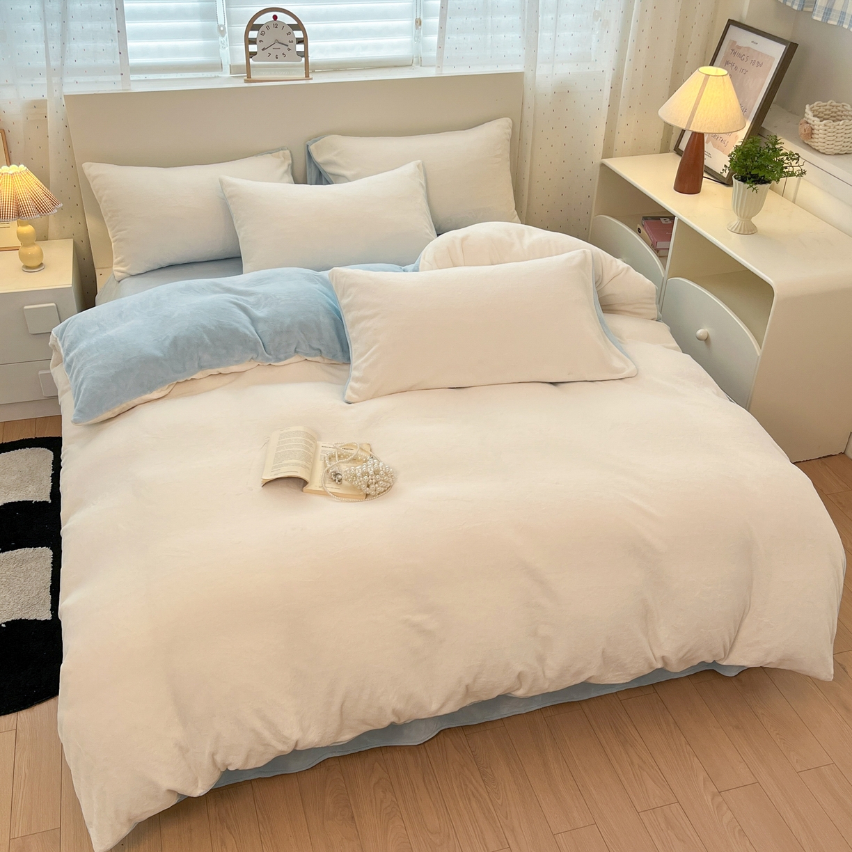 91家纺网 家纺一手货源 找家纺 颜选 2025新款纯色190克牛奶绒四件套 奶昔白蓝