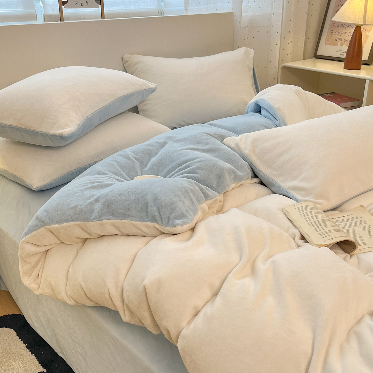 91家纺网 家纺一手货源 找家纺 颜选 2025新款纯色190克牛奶绒四件套 奶昔白蓝