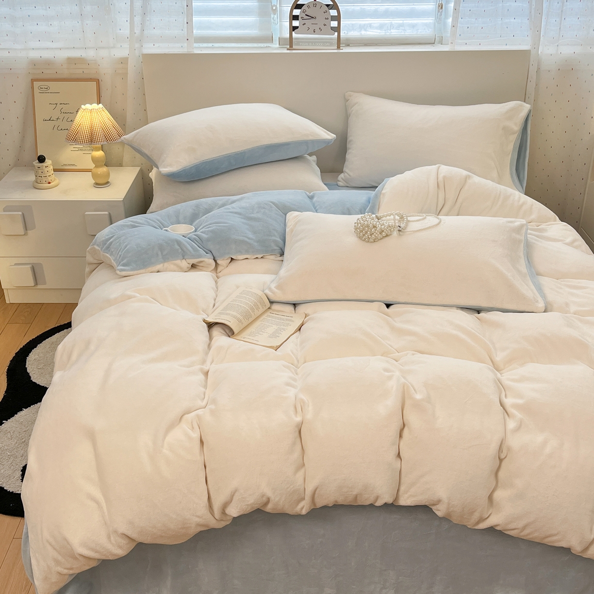 91家纺网 家纺一手货源 找家纺 颜选 2025新款纯色190克牛奶绒四件套 奶昔白蓝