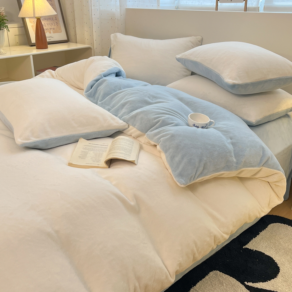 91家纺网 家纺一手货源 找家纺 颜选 2025新款纯色190克牛奶绒四件套 奶昔白蓝