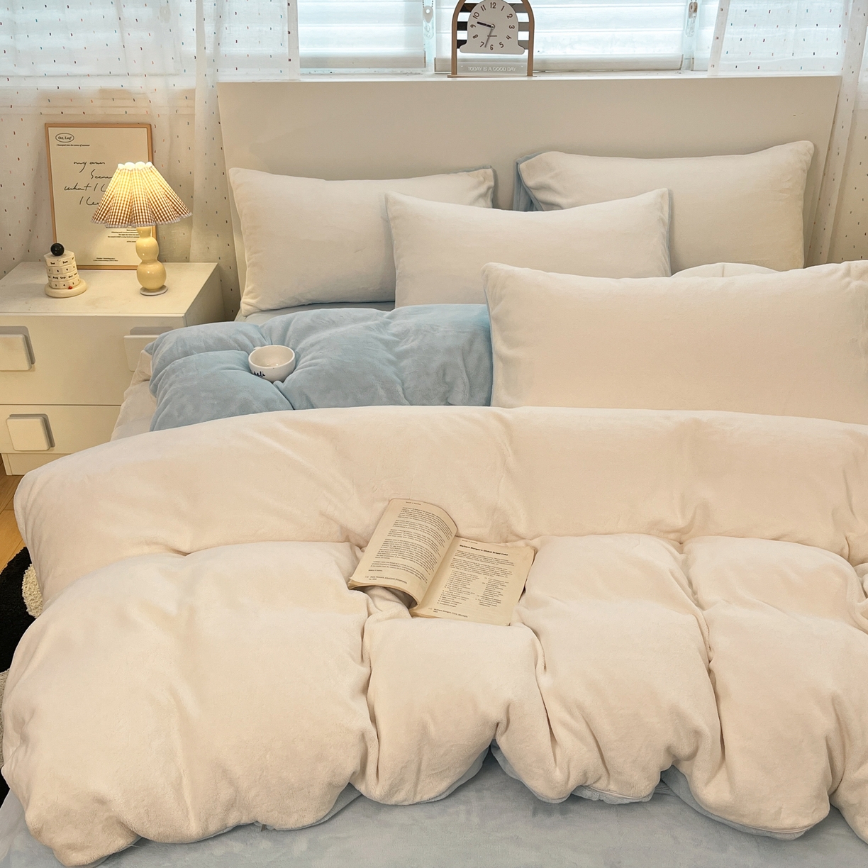 91家纺网 家纺一手货源 找家纺 颜选 2025新款纯色190克牛奶绒四件套 奶昔白蓝