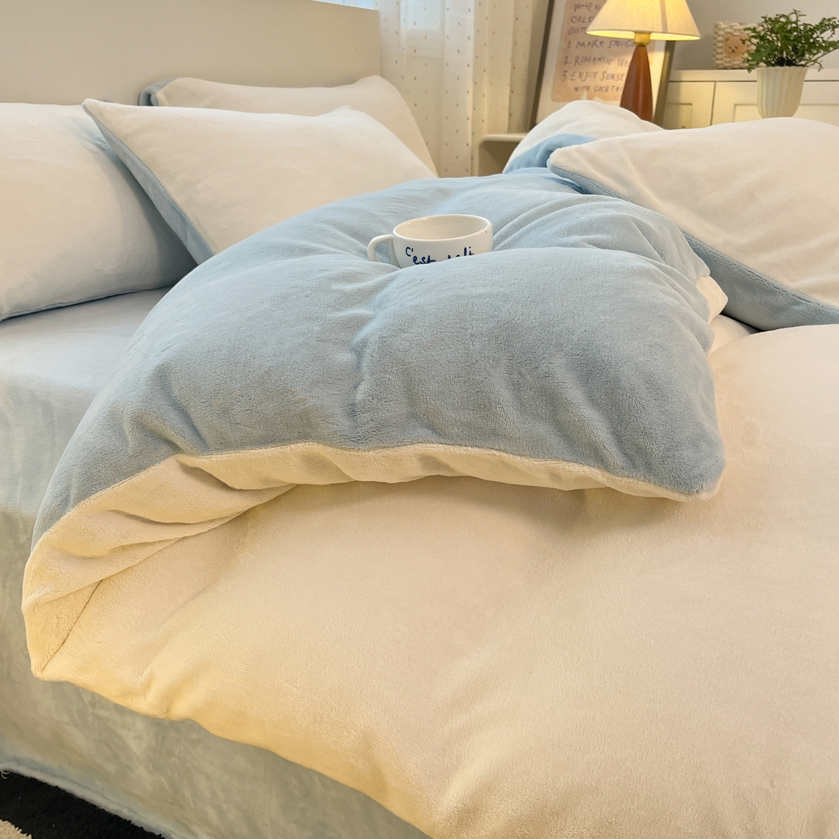 91家纺网 家纺一手货源 找家纺 颜选 2025新款纯色190克牛奶绒四件套 奶昔白蓝