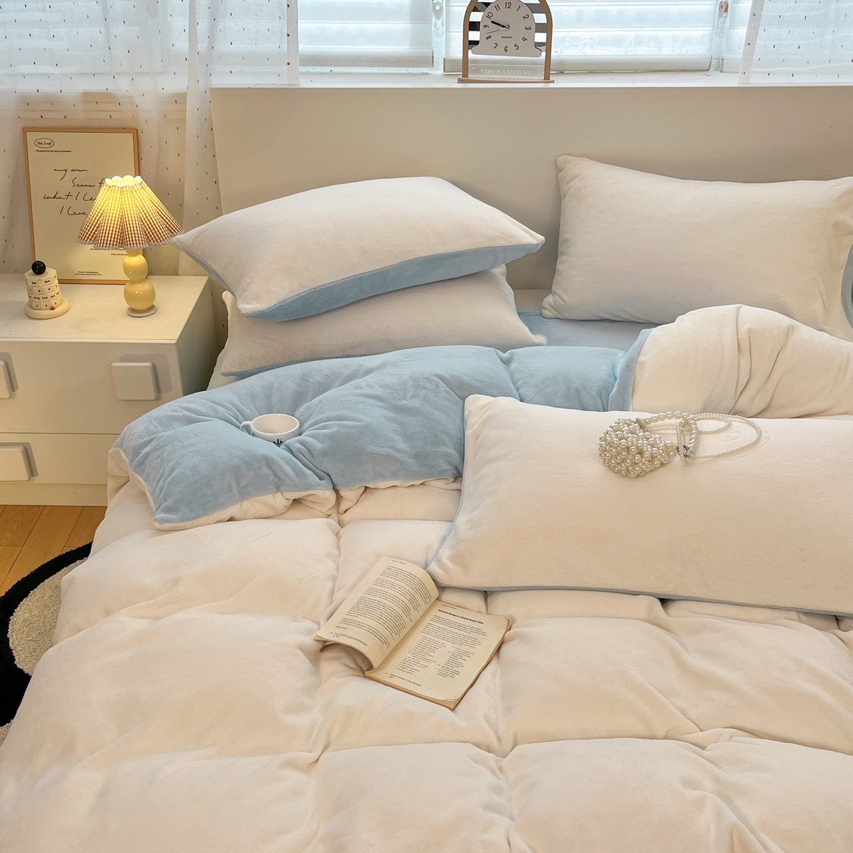 91家纺网 家纺一手货源 找家纺 颜选 2025新款纯色190克牛奶绒四件套 奶昔白蓝