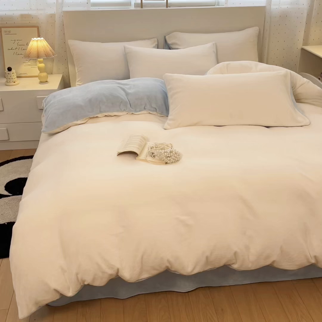 91家纺网 家纺一手货源 找家纺 颜选 2025新款纯色190克牛奶绒四件套 奶昔白蓝