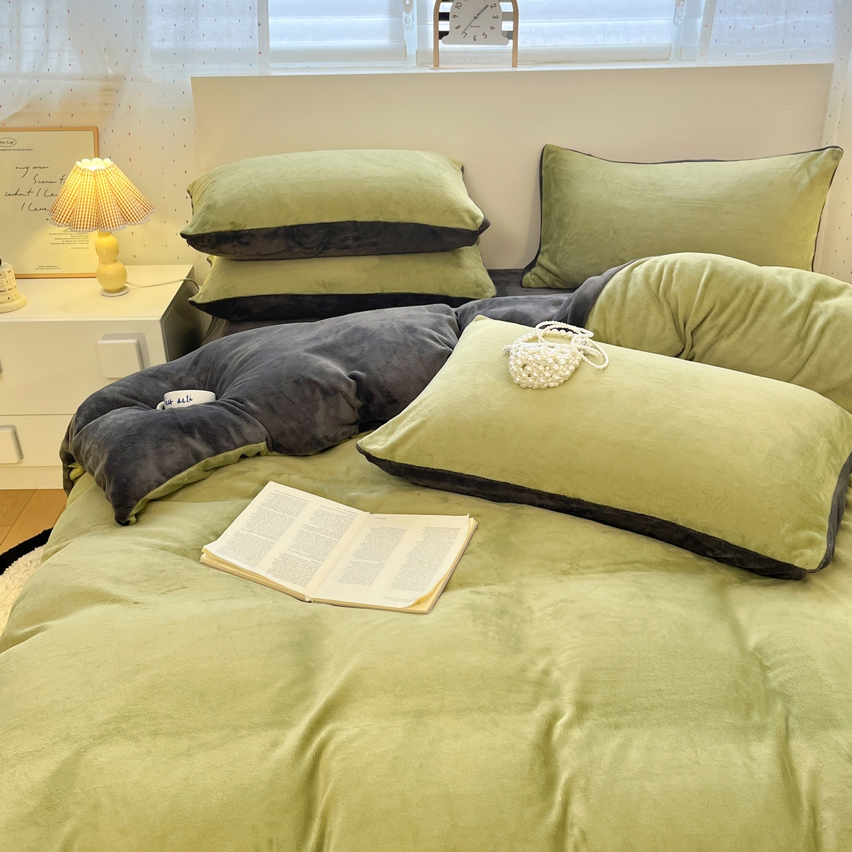 91家纺网 家纺一手货源 找家纺 颜选 2025新款纯色190克牛奶绒四件套 奶昔绿灰