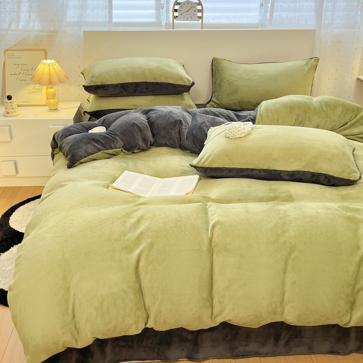 91家纺网 家纺一手货源 找家纺 颜选 2025新款纯色190克牛奶绒四件套 奶昔绿灰