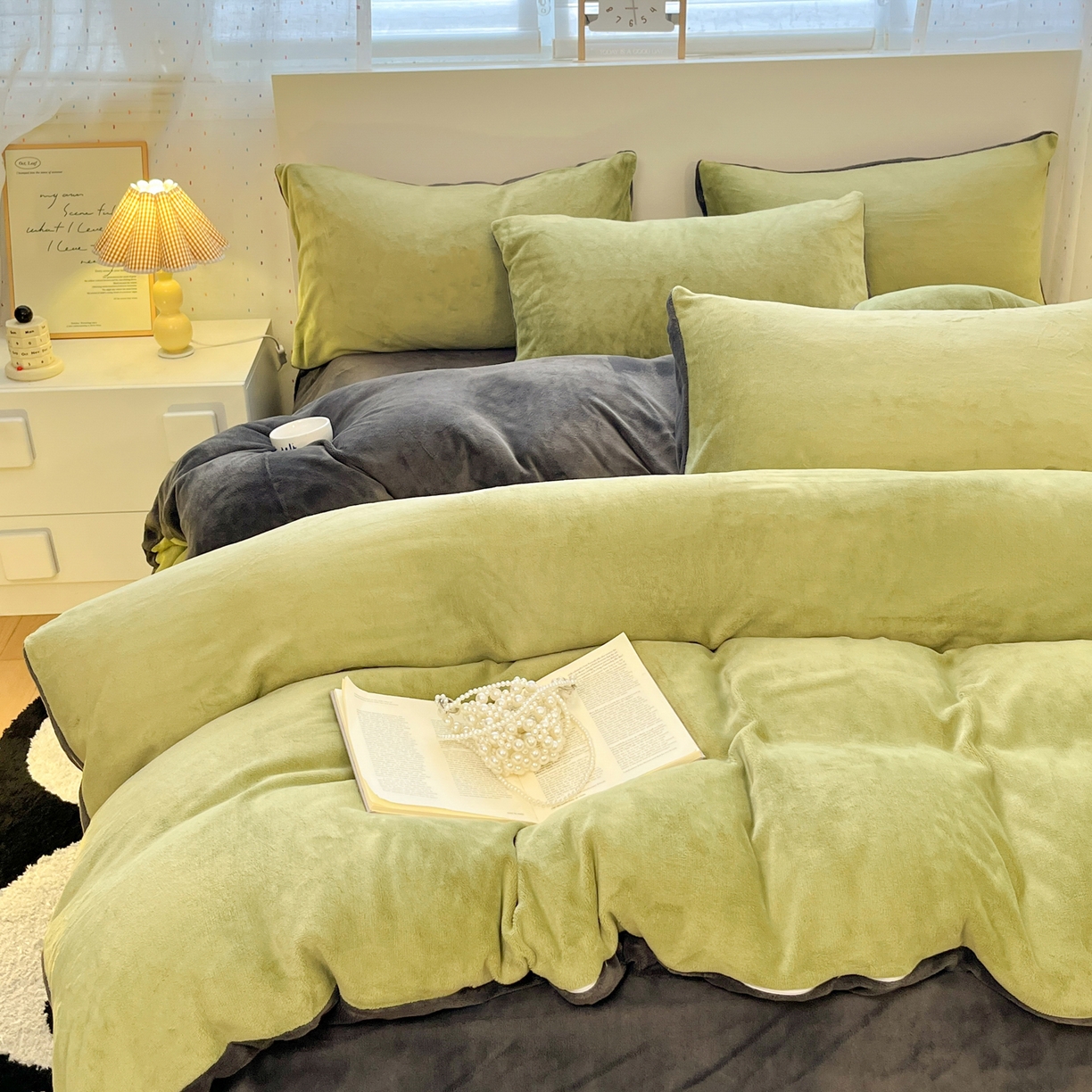 91家纺网 家纺一手货源 找家纺 颜选 2025新款纯色190克牛奶绒四件套 奶昔绿灰