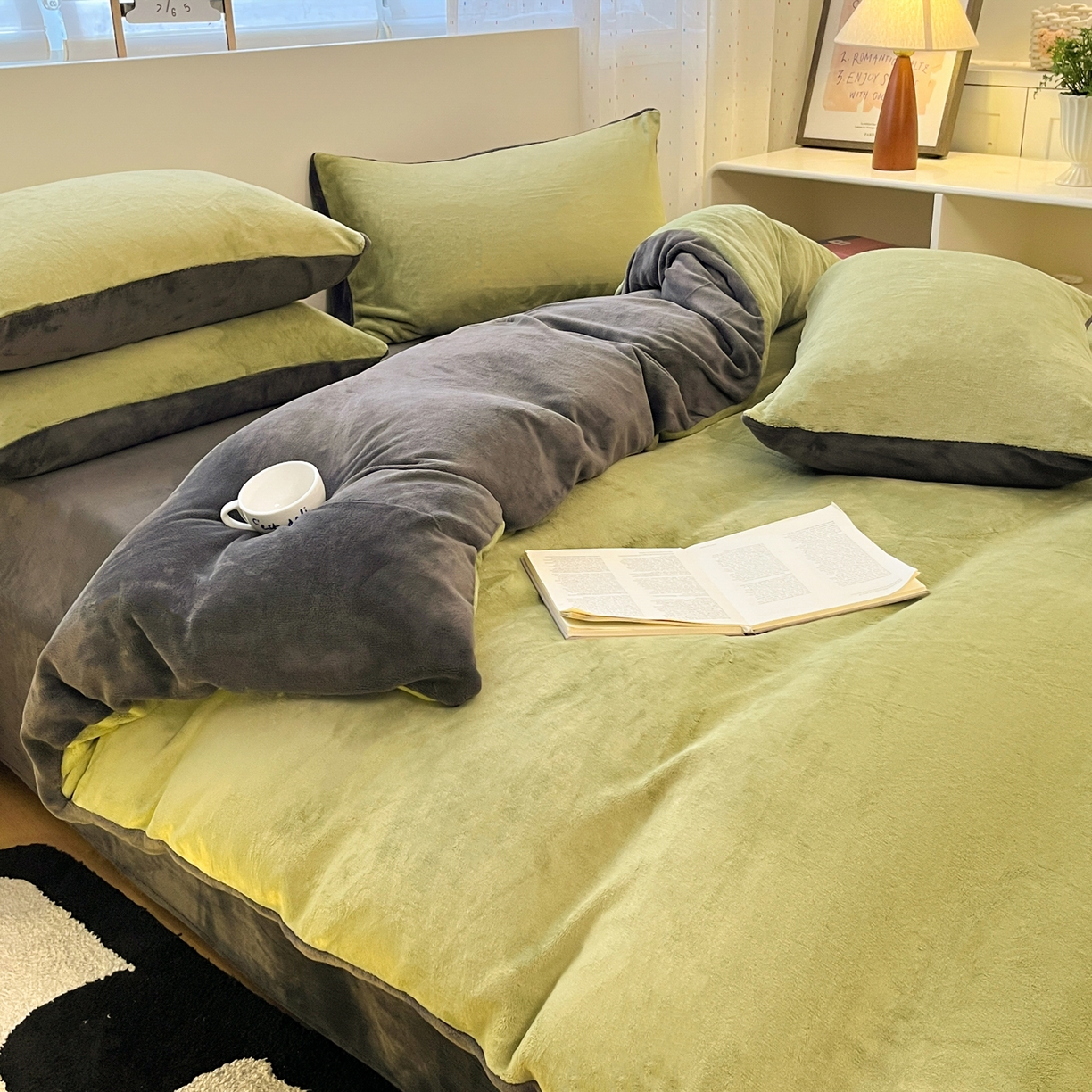 91家纺网 家纺一手货源 找家纺 颜选 2025新款纯色190克牛奶绒四件套 奶昔绿灰