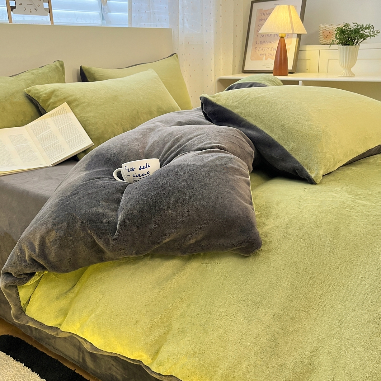 91家纺网 家纺一手货源 找家纺 颜选 2025新款纯色190克牛奶绒四件套 奶昔绿灰