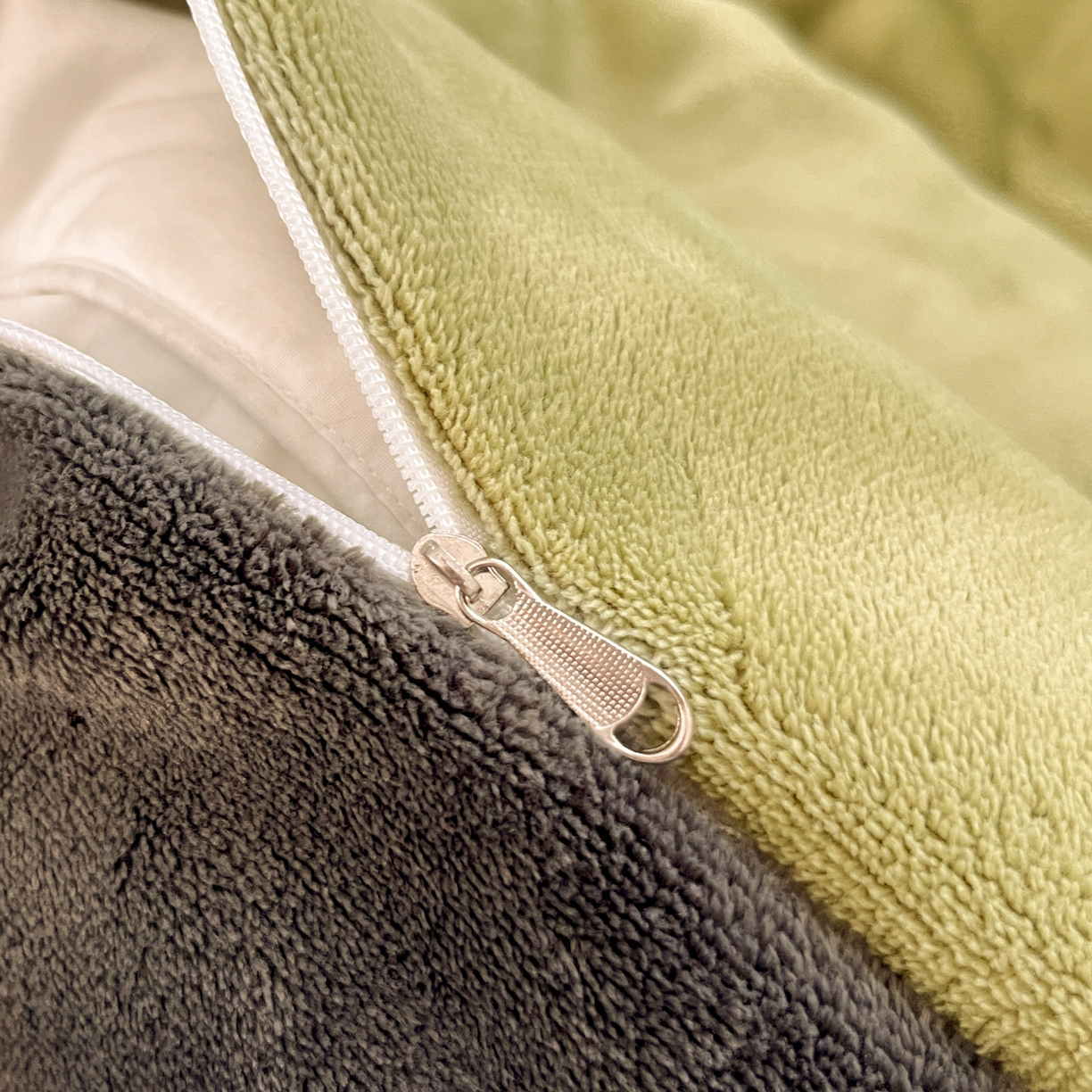 91家纺网 家纺一手货源 找家纺 颜选 2025新款纯色190克牛奶绒四件套 奶昔绿灰