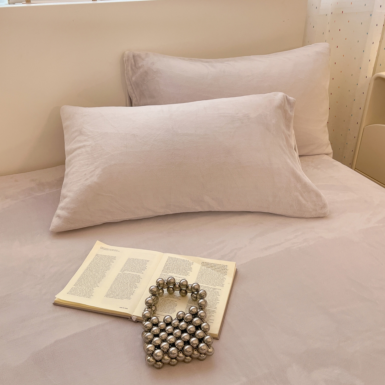 91家纺网 家纺一手货源 找家纺 颜选 2025新款纯色190克牛奶绒四件套 奶油灰