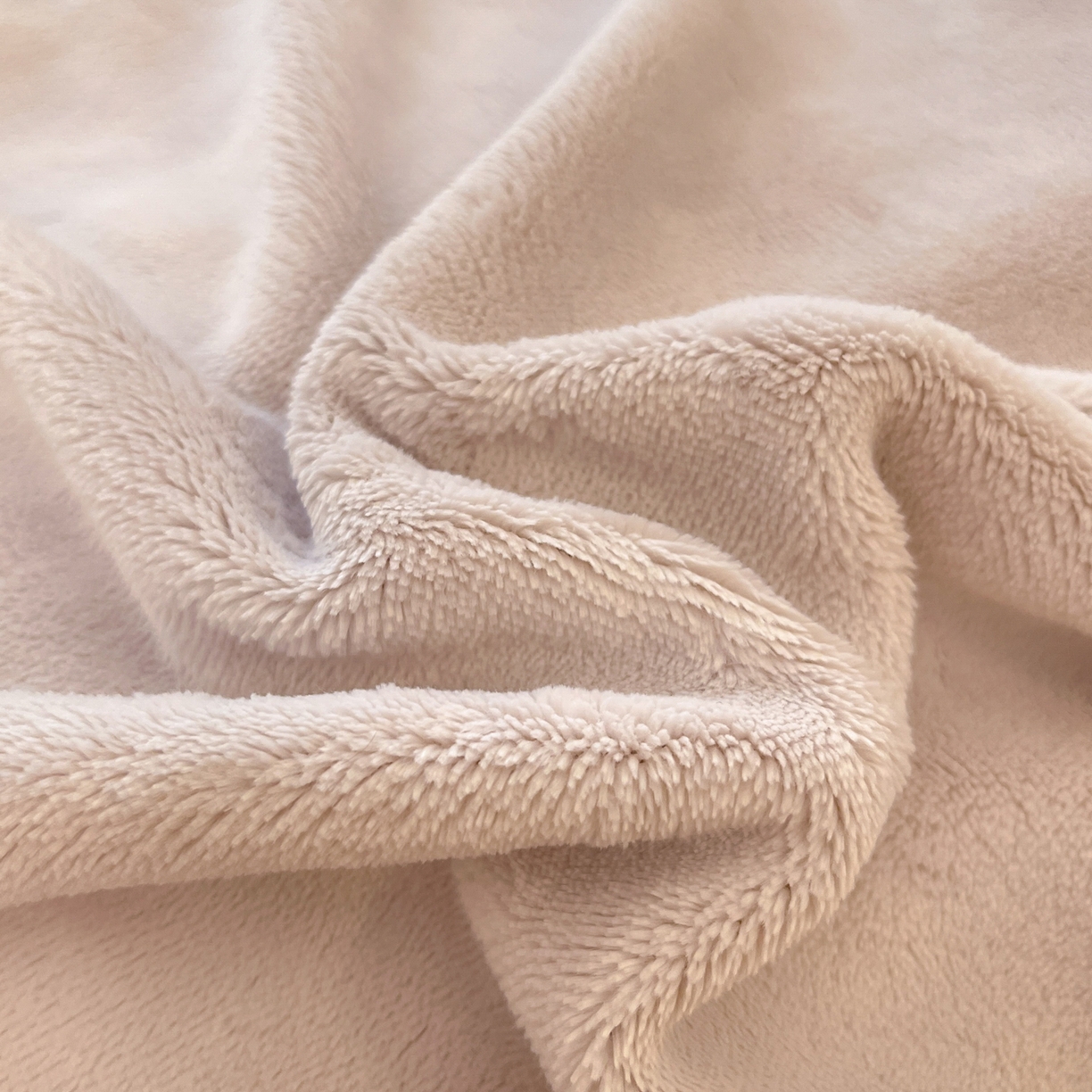 91家纺网 家纺一手货源 找家纺 颜选 2025新款纯色190克牛奶绒四件套 奶油灰