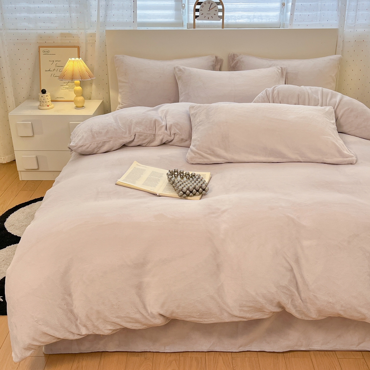 91家纺网 家纺一手货源 找家纺 颜选 2025新款纯色190克牛奶绒四件套 奶油灰