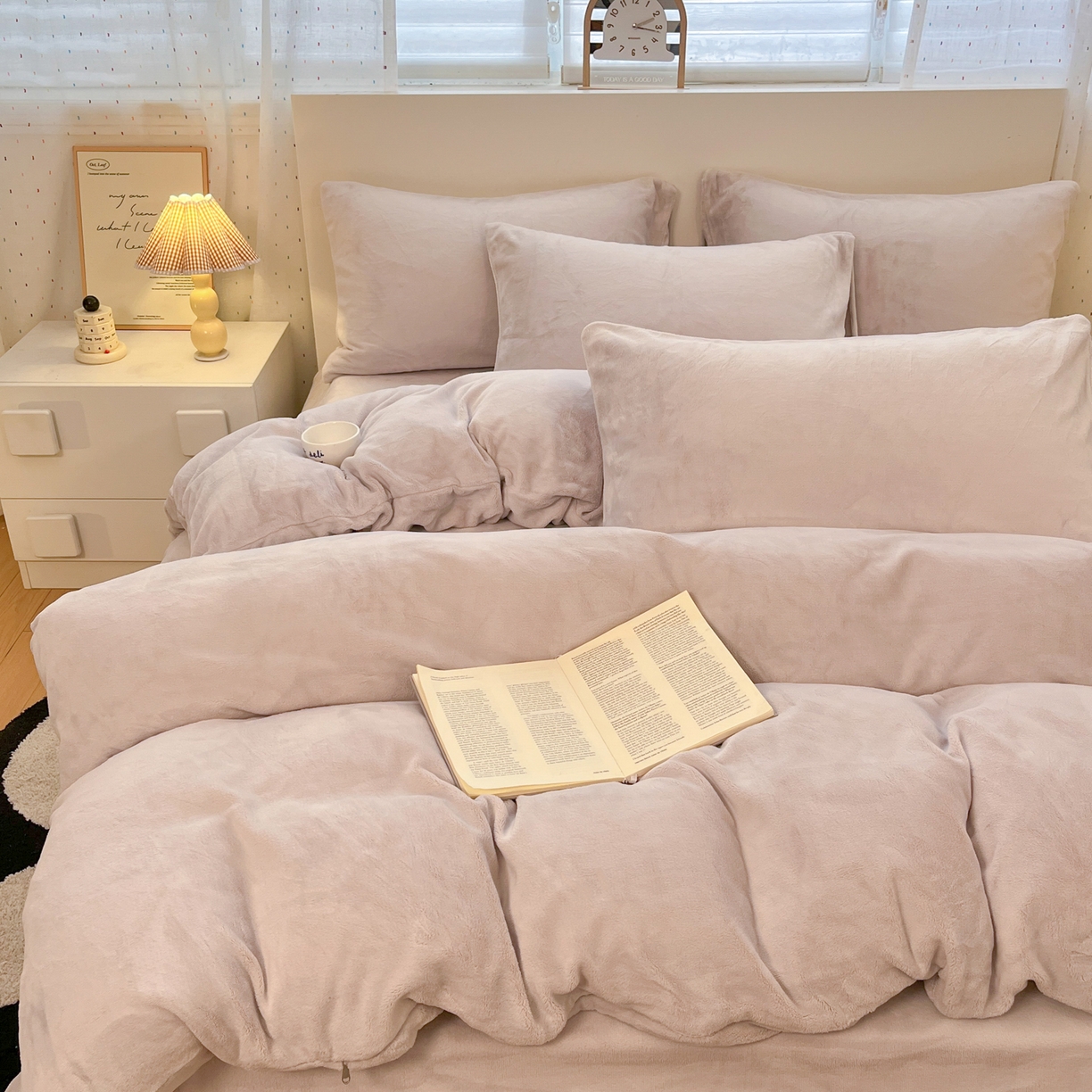 91家纺网 家纺一手货源 找家纺 颜选 2025新款纯色190克牛奶绒四件套 奶油灰