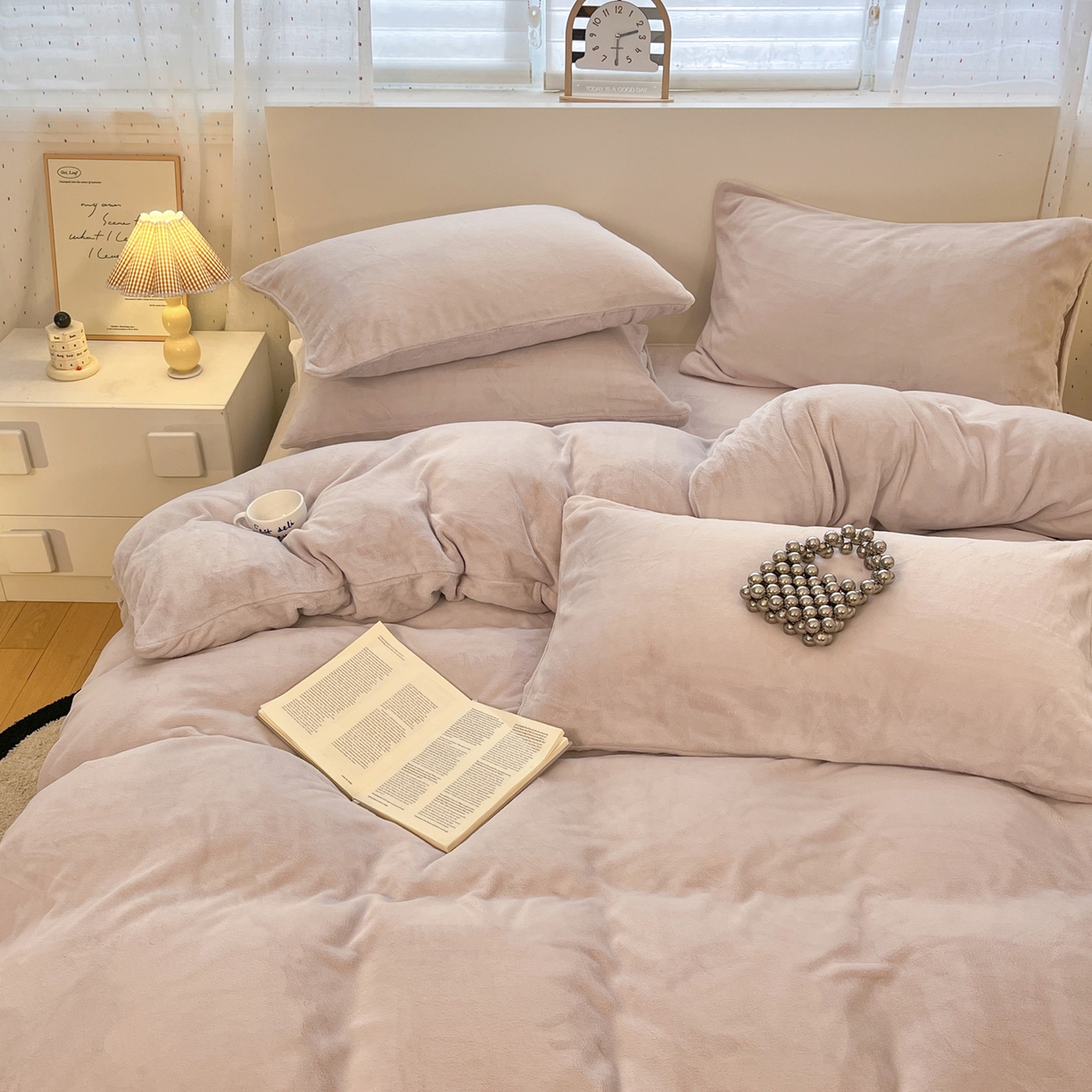 91家纺网 家纺一手货源 找家纺 颜选 2025新款纯色190克牛奶绒四件套 奶油灰