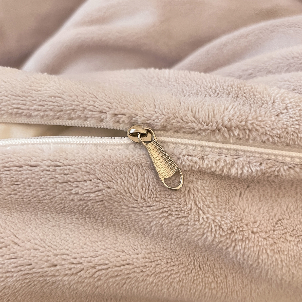 91家纺网 家纺一手货源 找家纺 颜选 2025新款纯色190克牛奶绒四件套 奶油灰