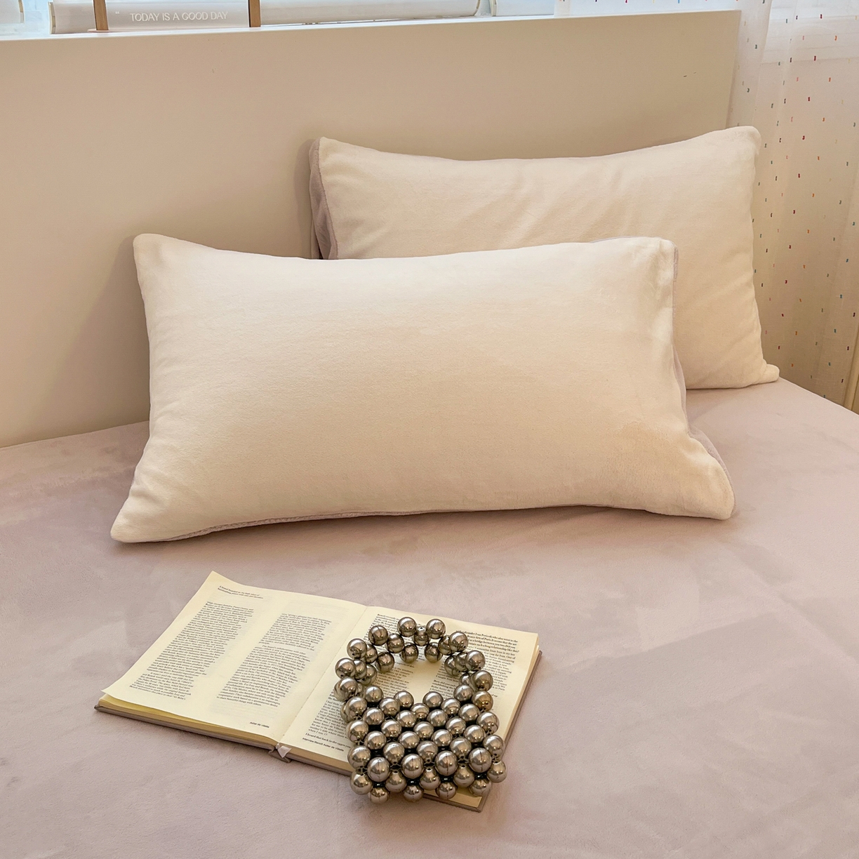 91家纺网 家纺一手货源 找家纺 颜选 2025新款纯色190克牛奶绒四件套 糯糯米灰