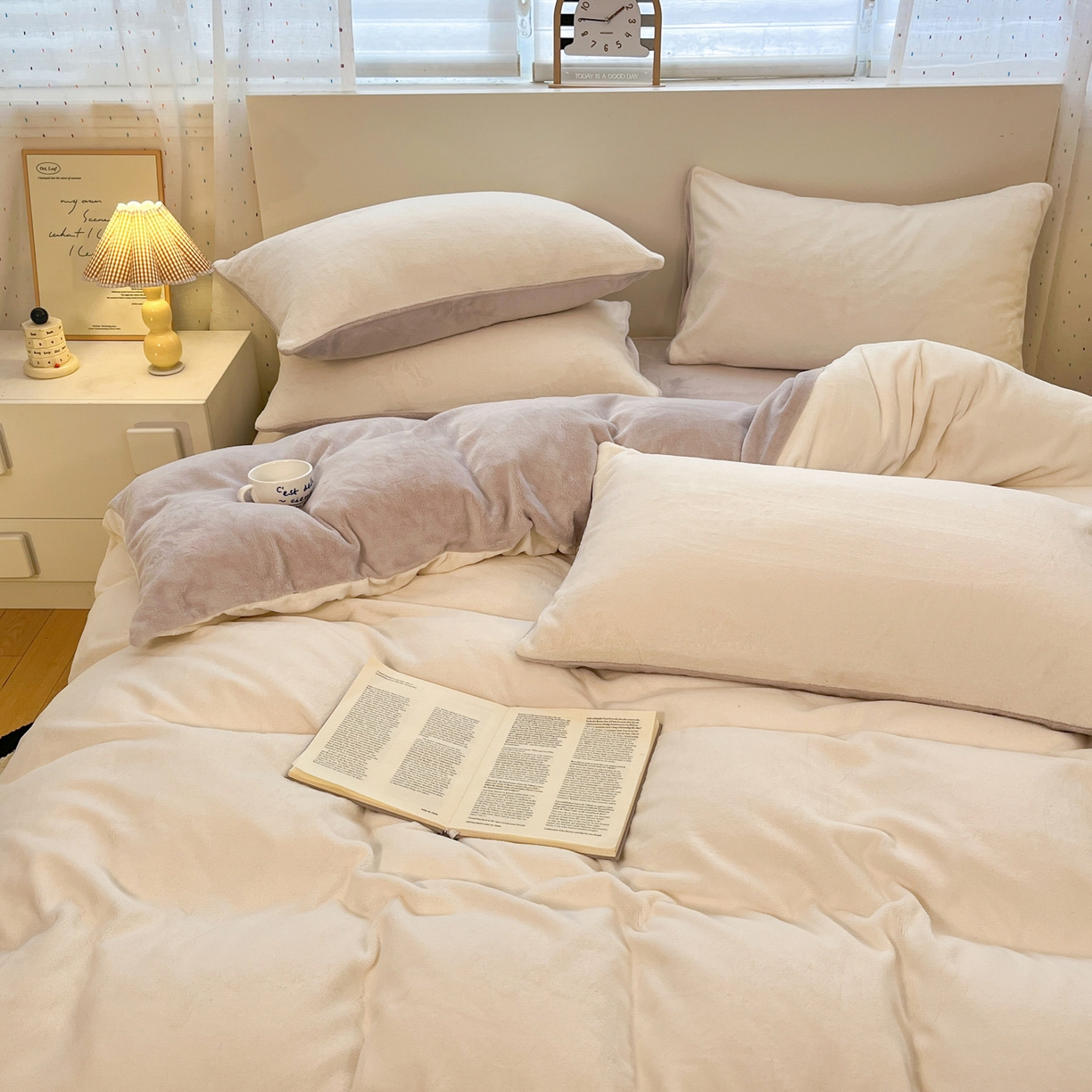 91家纺网 家纺一手货源 找家纺 颜选 2025新款纯色190克牛奶绒四件套 糯糯米灰