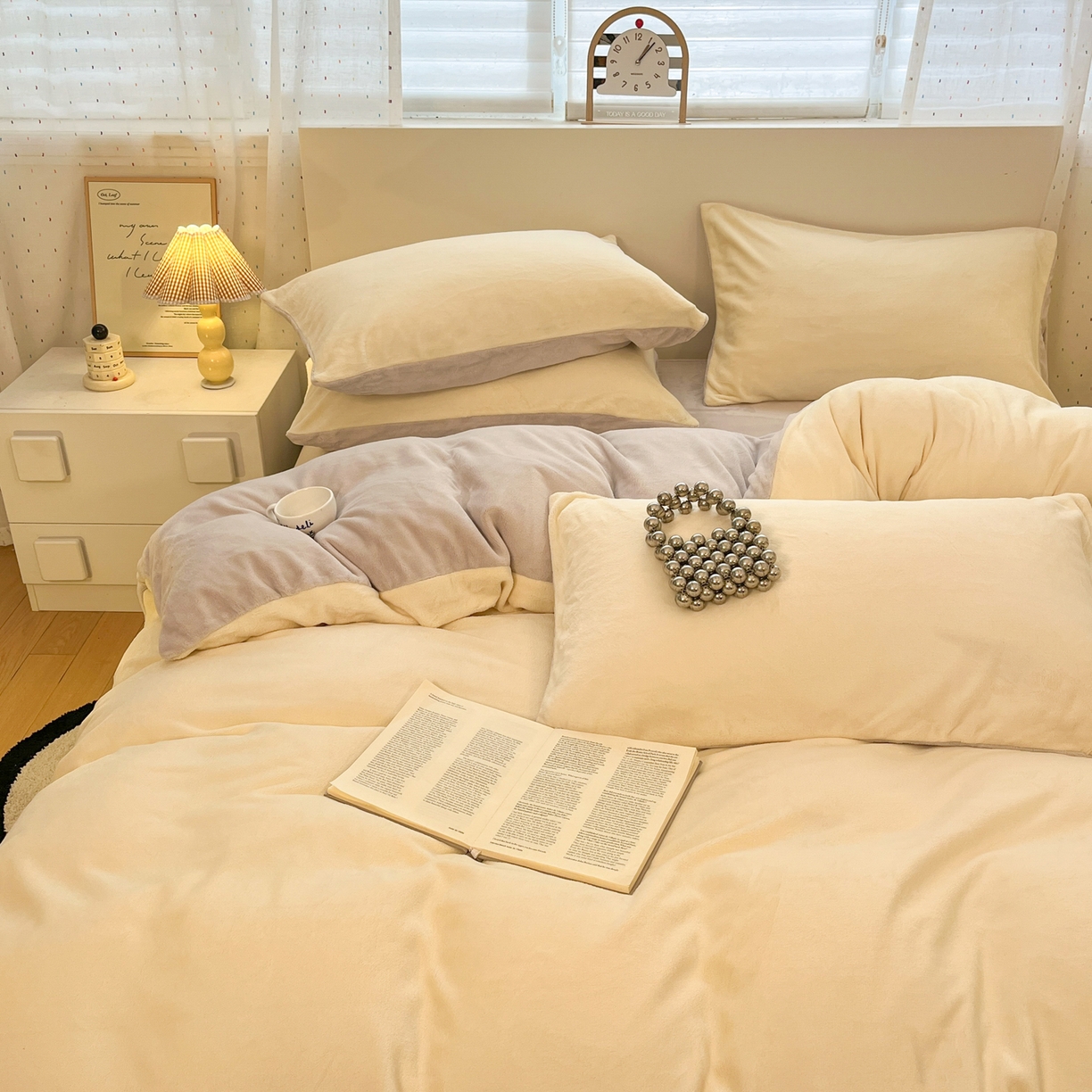 91家纺网 家纺一手货源 找家纺 颜选 2025新款纯色190克牛奶绒四件套 糯糯奶黄咖