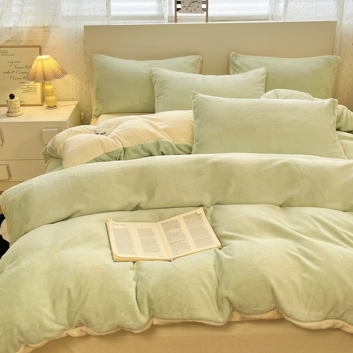 91家纺网 家纺一手货源 找家纺 颜选 2025新款纯色190克牛奶绒四件套 糯糯奶绿黄