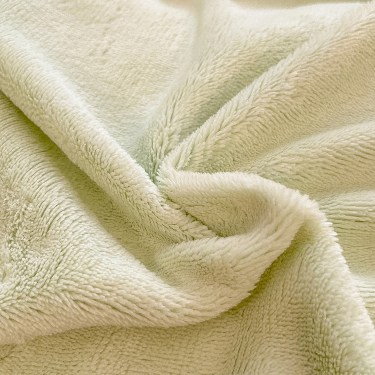 91家纺网 家纺一手货源 找家纺 颜选 2025新款纯色190克牛奶绒四件套 糯糯奶绿黄