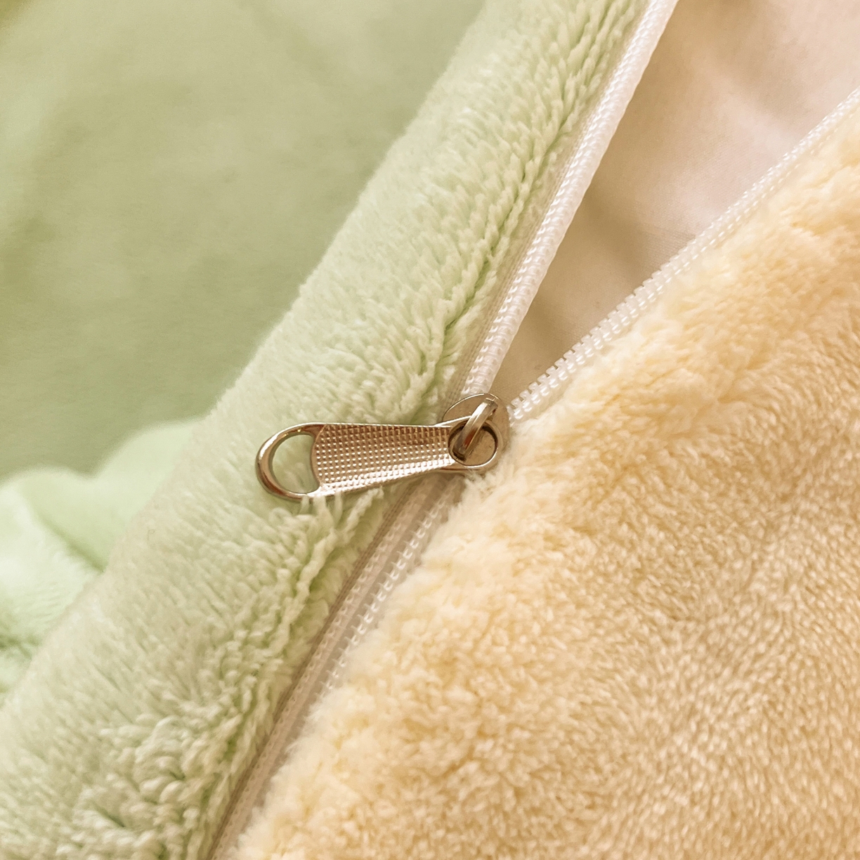 91家纺网 家纺一手货源 找家纺 颜选 2025新款纯色190克牛奶绒四件套 糯糯奶绿黄