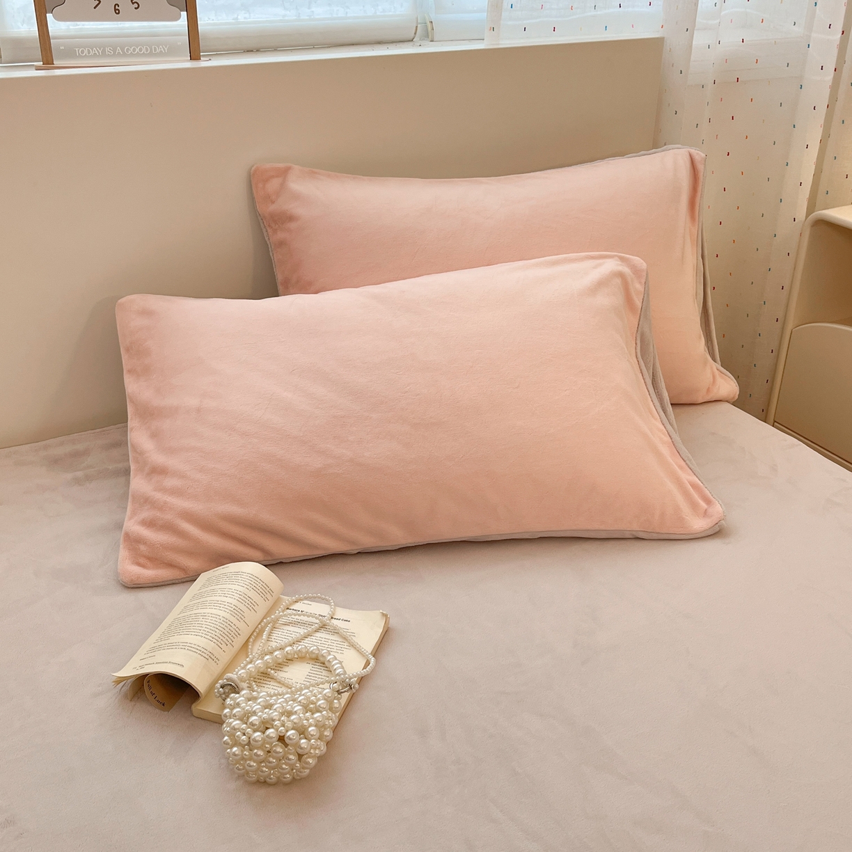 91家纺网 家纺一手货源 找家纺 颜选 2025新款纯色190克牛奶绒四件套 玉灰奶油